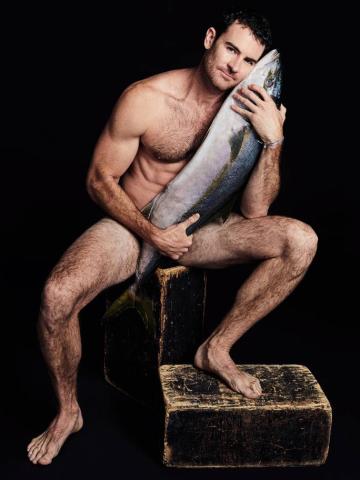 Fishlove: Γιατί όλοι αυτοί οι celebrities φωτογραφήθηκαν γυμνοί αγκαλιά με ψάρια;