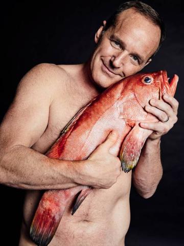 Fishlove: Γιατί όλοι αυτοί οι celebrities φωτογραφήθηκαν γυμνοί αγκαλιά με ψάρια;