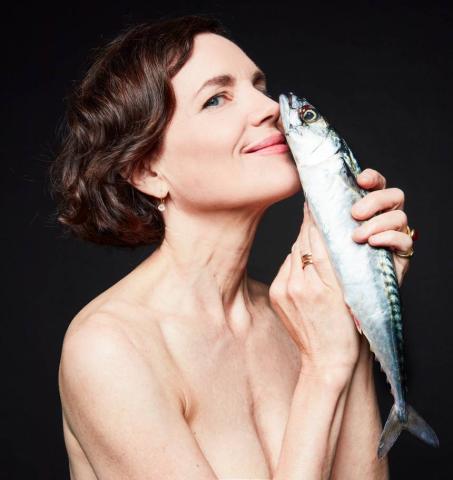 Fishlove: Γιατί όλοι αυτοί οι celebrities φωτογραφήθηκαν γυμνοί αγκαλιά με ψάρια;