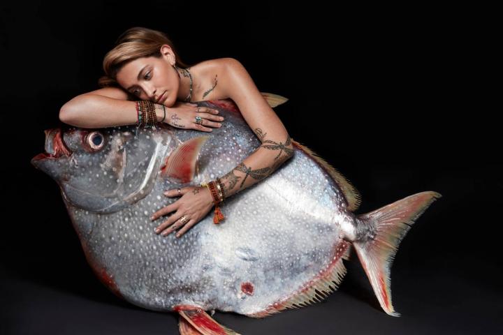 Fishlove: Γιατί όλοι αυτοί οι celebrities φωτογραφήθηκαν γυμνοί αγκαλιά με ψάρια;