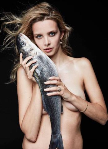 Fishlove: Γιατί όλοι αυτοί οι celebrities φωτογραφήθηκαν γυμνοί αγκαλιά με ψάρια;