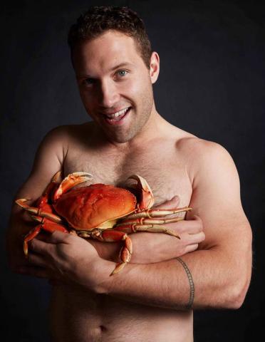 Fishlove: Γιατί όλοι αυτοί οι celebrities φωτογραφήθηκαν γυμνοί αγκαλιά με ψάρια;