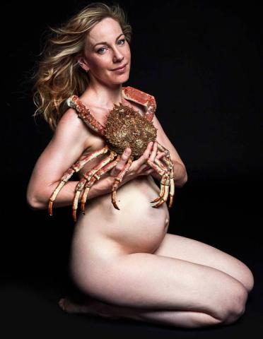 Fishlove: Γιατί όλοι αυτοί οι celebrities φωτογραφήθηκαν γυμνοί αγκαλιά με ψάρια;