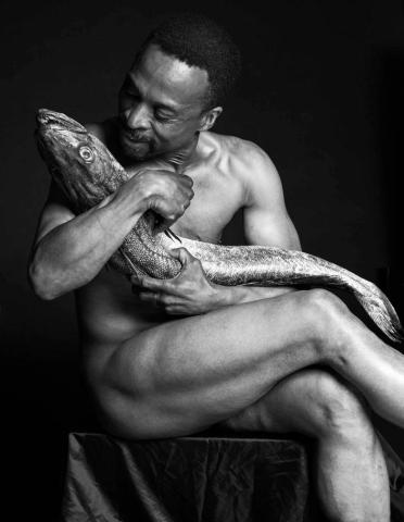 Fishlove: Γιατί όλοι αυτοί οι celebrities φωτογραφήθηκαν γυμνοί αγκαλιά με ψάρια;