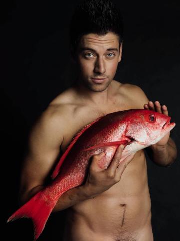 Fishlove: Γιατί όλοι αυτοί οι celebrities φωτογραφήθηκαν γυμνοί αγκαλιά με ψάρια;