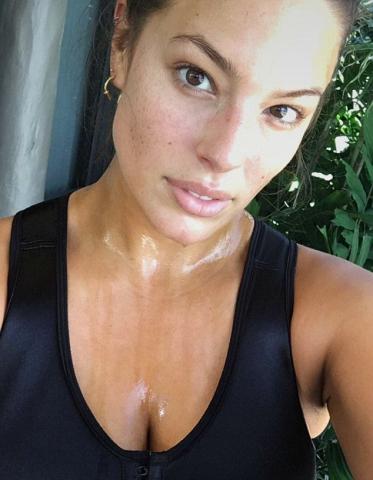 Η plus size Ashley Graham σε 10 + 1 λήψεις χωρίς μακιγιάζ