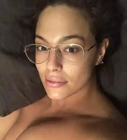 Η plus size Ashley Graham σε 10 + 1 λήψεις χωρίς μακιγιάζ