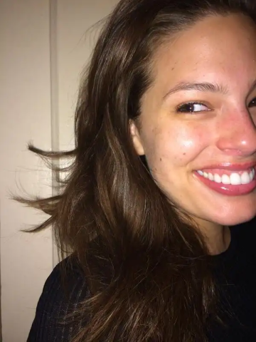 Η plus size Ashley Graham σε 10 + 1 λήψεις χωρίς μακιγιάζ