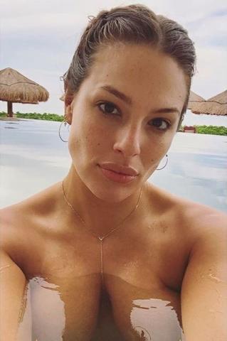 Η plus size Ashley Graham σε 10 + 1 λήψεις χωρίς μακιγιάζ