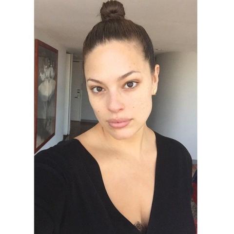 Η plus size Ashley Graham σε 10 + 1 λήψεις χωρίς μακιγιάζ