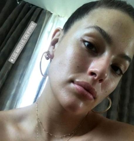 Η plus size Ashley Graham σε 10 + 1 λήψεις χωρίς μακιγιάζ