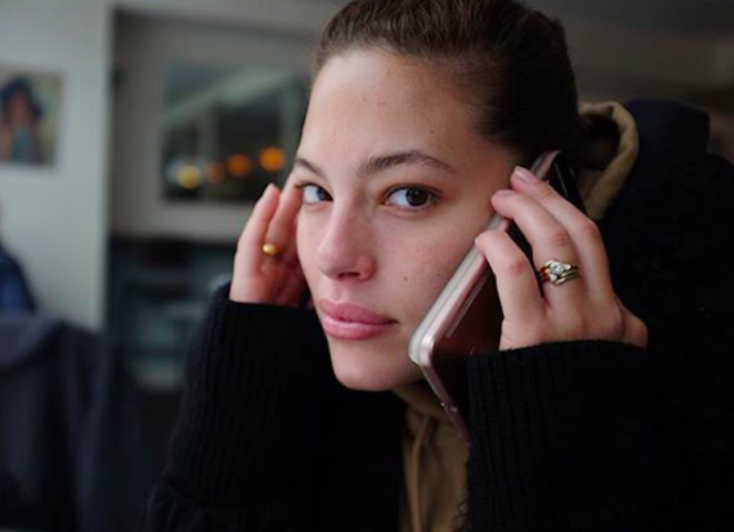 Η plus size Ashley Graham σε 10 + 1 λήψεις χωρίς μακιγιάζ