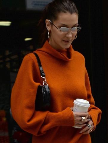Bella Hadid: Φόρεσε το χρώμα της χρονιάς (plus ωραία μποτάκια)