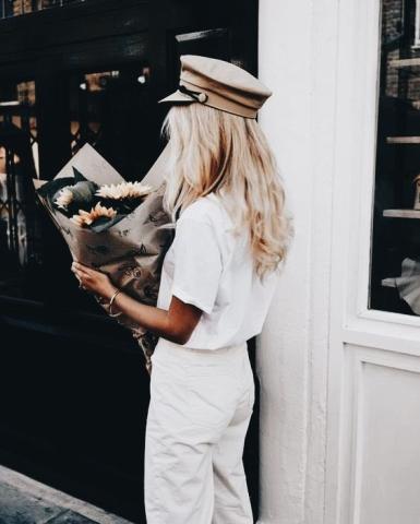 Baker boy hat: Το αξεσουάρ που κάνει εντελώς ξεχωριστό το look σου