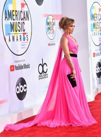 American Music Awards: Να γιατί η JLo σάρωσε και πάλι τα βλέμματα