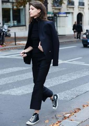 8 looks που αποδεικνύουν την αξία ενός total black outfit 