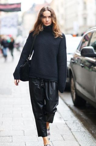 8 looks που αποδεικνύουν την αξία ενός total black outfit 