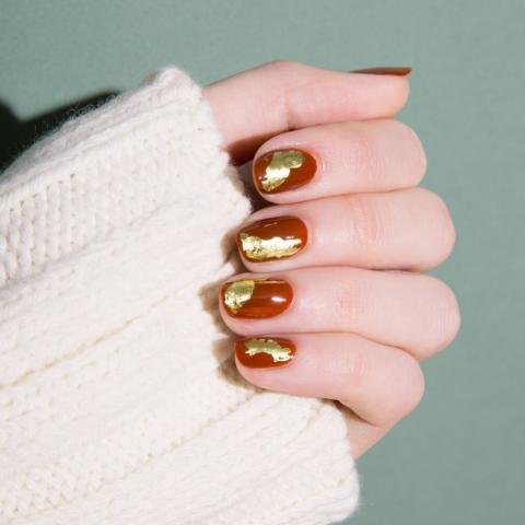 Η πιο φθινοπωρινή απόχρωση για το μανικιούρ σου