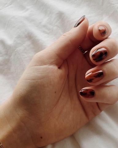 Η πιο φθινοπωρινή απόχρωση για το μανικιούρ σου