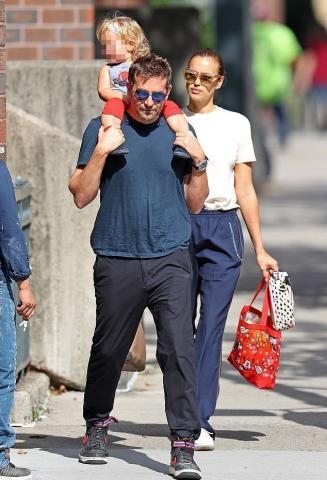 Bradley Cooper: Βόλτα στη ΝΥ με την κόρη στους ώμους