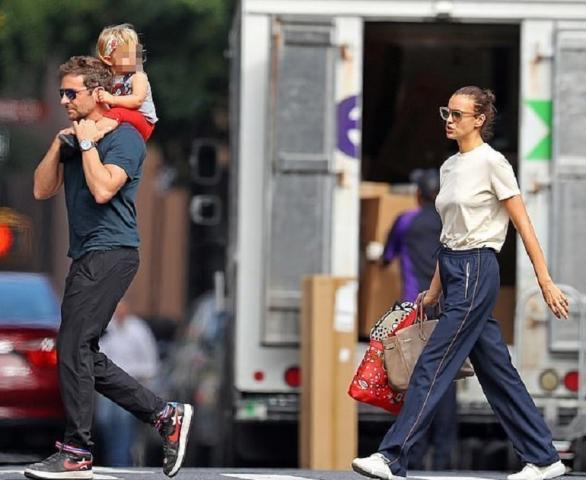 Bradley Cooper: Βόλτα στη ΝΥ με την κόρη στους ώμους