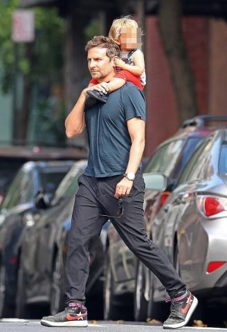 Bradley Cooper: Βόλτα στη ΝΥ με την κόρη στους ώμους