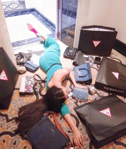 Η πτώση της «ντίβας»: Η νέα τάση στο Instagram που σαρώνει στον κόσμο των πλουσίων Η πτώση της «ντίβας»: Η νέα τάση στο Instagram που σαρώνει στον κόσμο των πλουσίων