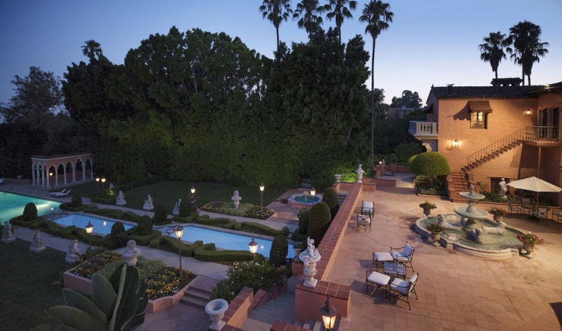 Πωλείται η διασημότερη έπαυλη του κόσμου: Εκεί γυρίστηκε ο «Σωματοφύλακας» και πήγαν ταξίδι του μέλιτος οι JFK - Jackie O Πωλείται η διασημότερη έπαυλη του κόσμου: Εκεί γυρίστηκε ο «Σωματοφύλακας» και πήγαν ταξίδι του μέλιτος οι JFK - Jackie O