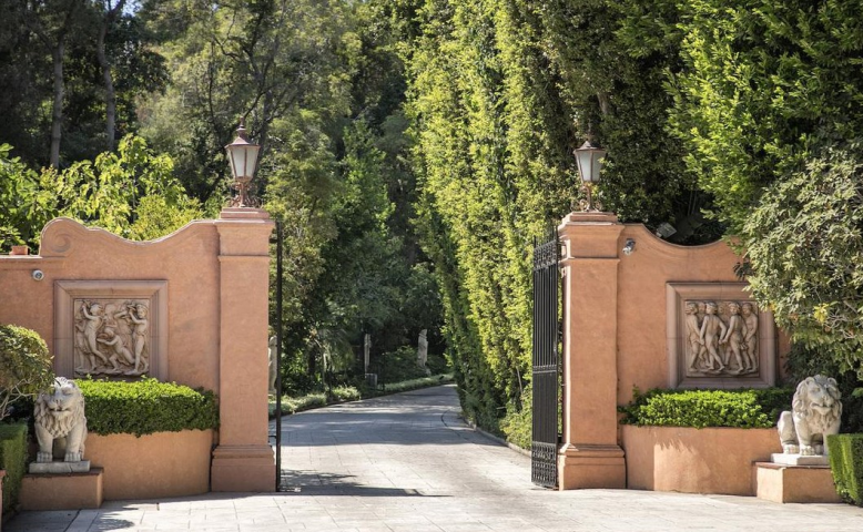 Πωλείται η διασημότερη έπαυλη του κόσμου: Εκεί γυρίστηκε ο «Σωματοφύλακας» και πήγαν ταξίδι του μέλιτος οι JFK - Jackie O Πωλείται η διασημότερη έπαυλη του κόσμου: Εκεί γυρίστηκε ο «Σωματοφύλακας» και πήγαν ταξίδι του μέλιτος οι JFK - Jackie O