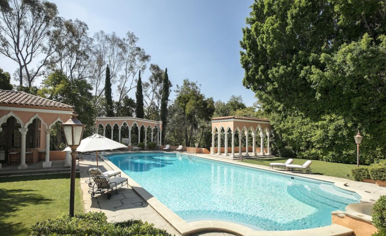 Πωλείται η διασημότερη έπαυλη του κόσμου: Εκεί γυρίστηκε ο «Σωματοφύλακας» και πήγαν ταξίδι του μέλιτος οι JFK - Jackie O Πωλείται η διασημότερη έπαυλη του κόσμου: Εκεί γυρίστηκε ο «Σωματοφύλακας» και πήγαν ταξίδι του μέλιτος οι JFK - Jackie O