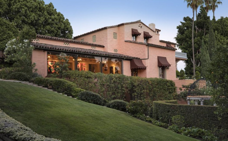 Πωλείται η διασημότερη έπαυλη του κόσμου: Εκεί γυρίστηκε ο «Σωματοφύλακας» και πήγαν ταξίδι του μέλιτος οι JFK - Jackie O Πωλείται η διασημότερη έπαυλη του κόσμου: Εκεί γυρίστηκε ο «Σωματοφύλακας» και πήγαν ταξίδι του μέλιτος οι JFK - Jackie O