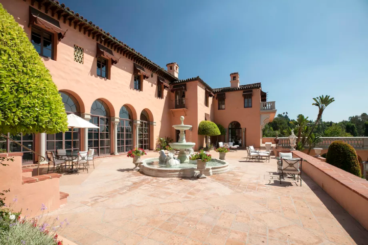 Πωλείται η διασημότερη έπαυλη του κόσμου: Εκεί γυρίστηκε ο «Σωματοφύλακας» και πήγαν ταξίδι του μέλιτος οι JFK - Jackie O Πωλείται η διασημότερη έπαυλη του κόσμου: Εκεί γυρίστηκε ο «Σωματοφύλακας» και πήγαν ταξίδι του μέλιτος οι JFK - Jackie O