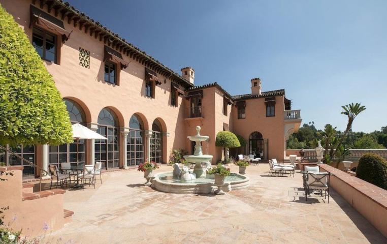 Πωλείται η διασημότερη έπαυλη του κόσμου: Εκεί γυρίστηκε ο «Σωματοφύλακας» και πήγαν ταξίδι του μέλιτος οι JFK - Jackie O Πωλείται η διασημότερη έπαυλη του κόσμου: Εκεί γυρίστηκε ο «Σωματοφύλακας» και πήγαν ταξίδι του μέλιτος οι JFK - Jackie O