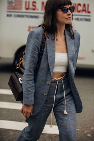 Πώς φοράνε το κοστούμι στο street style αγαπημένα fashion girls Πώς φοράνε το κοστούμι στο street style αγαπημένα fashion girls