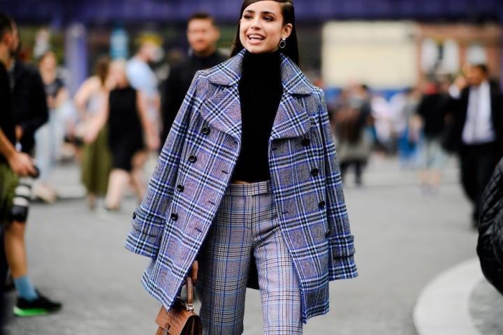 Τα outfits που θα σε πείσουν ότι φέτος χρειάζεσαι ένα μαύρο ζιβάγκο