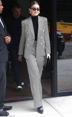 Τα outfits που θα σε πείσουν ότι φέτος χρειάζεσαι ένα μαύρο ζιβάγκο