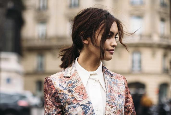 Τα χτενίσματα που επιλέγουν οι fashionistas στο street style και μπορείς να κάνεις σε 5'