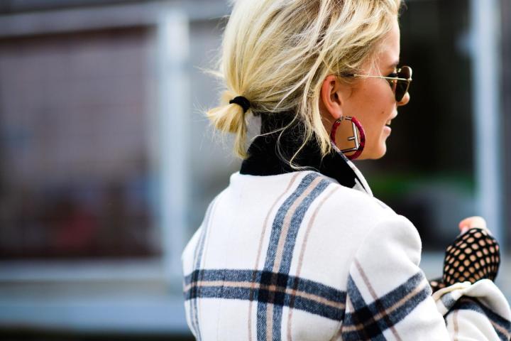 Τα χτενίσματα που επιλέγουν οι fashionistas στο street style και μπορείς να κάνεις σε 5'