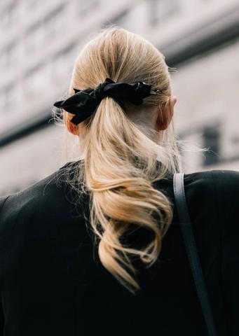 Τα χτενίσματα που επιλέγουν οι fashionistas στο street style και μπορείς να κάνεις σε 5'