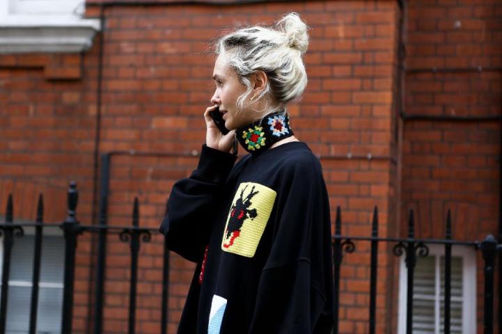 3 λόγοι που ένα messy bun θα σε βγάλει ασπροπρόσωπη κι αυτή την Κυριακή