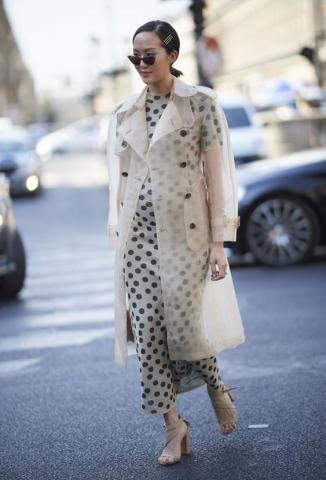 Trench coat: Η κλασσική καμπαρντίνα επιστρέφει και μάλιστα σε πολλές παραλλαγές Trench coat: Η κλασσική καμπαρντίνα επιστρέφει και μάλιστα σε πολλές παραλλαγές