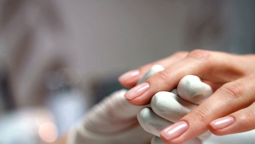 Τα καλύτερα top coats για μεγαλύτερη διάρκεια στο μανικιούρ