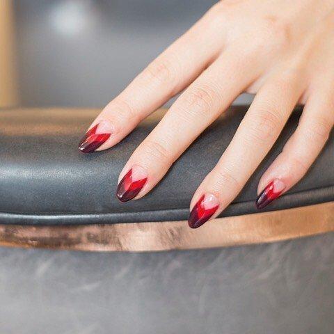Η θέση του κόκκινου στο nail art για το φετινό χειμώνα
