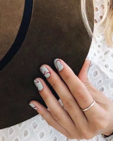 Η θέση του κόκκινου στο nail art για το φετινό χειμώνα