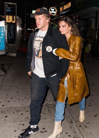 Η Emily Ratajkowski συνδύασε δύο πολύ δυνατές τάσεις της σεζόν