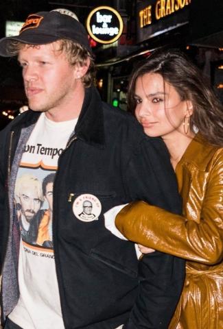 Η Emily Ratajkowski συνδύασε δύο πολύ δυνατές τάσεις της σεζόν