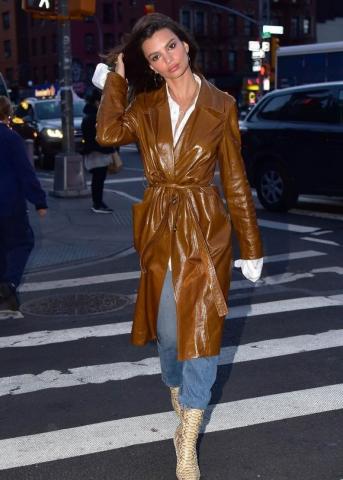 Η Emily Ratajkowski συνδύασε δύο πολύ δυνατές τάσεις της σεζόν