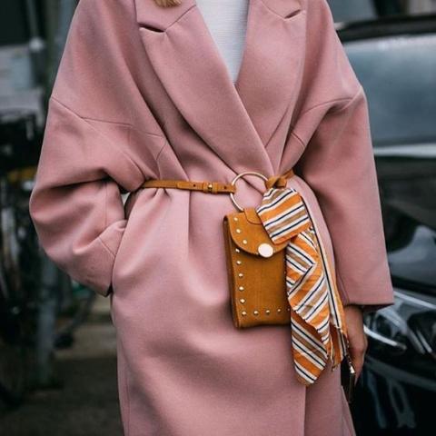 Τα belt bags είναι ακόμα εδώ και δες πώς να τα φορέσεις