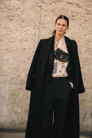 Τα belt bags είναι ακόμα εδώ και δες πώς να τα φορέσεις