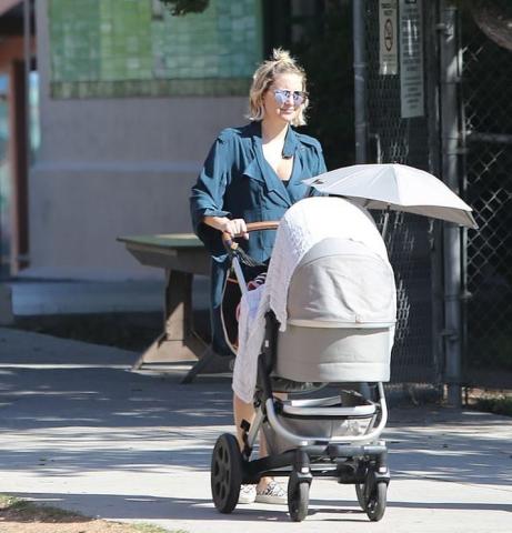 Kate Hudson: Η πρώτη οικογενειακή βόλτα με την κόρη της (pics) Kate Hudson: Η πρώτη οικογενειακή βόλτα με την κόρη της (pics)